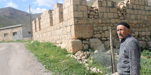 Caminin imamı da kendisi köyün muhtarı da