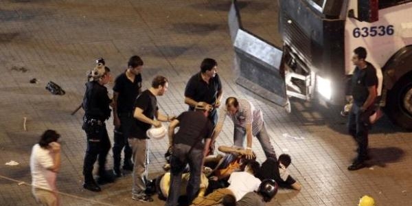 Taksim'de gece 5 kişi gözaltına alındı
