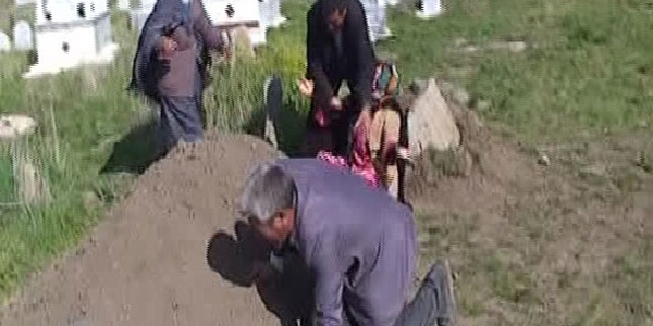 Hamile kadın hastanede sıra beklerken öldü iddiası