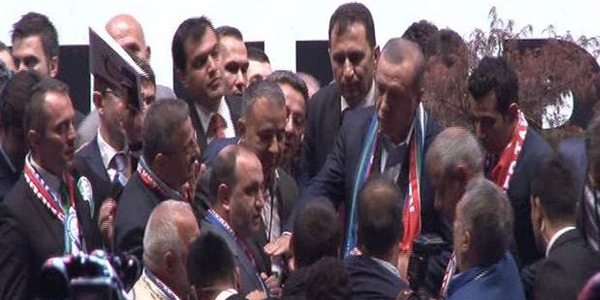 Erdoğan korumaları korudu: Bunlar görevli arkadaşlar, yapmayın