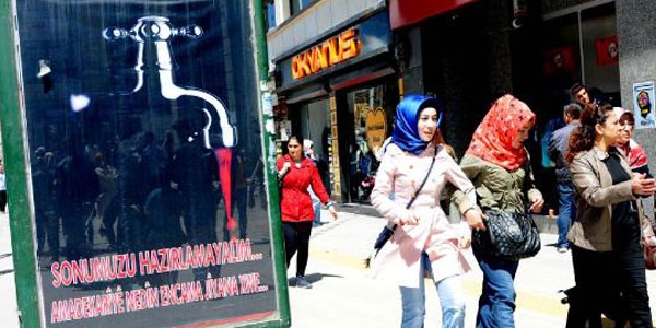 'Kan akan çeşme' afişleri mahkeme kararıyla kaldırılmış