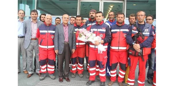 Nepal'de görev yapan Türk ekipleri yurda döndü