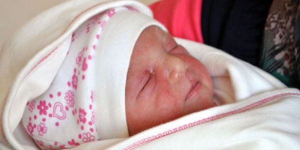 Anne karnında ameliyat edilen Aysima bebek doğdu