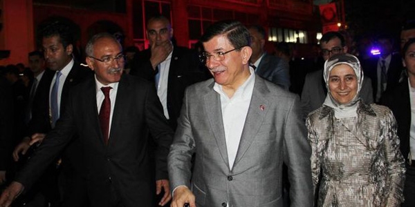 Davuto�lu, MHP se�im b�rosunu ziyaret etti