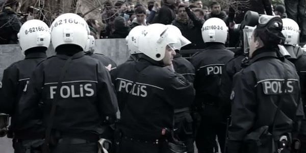 Polisin silahıyla diğer polisi yaraladı