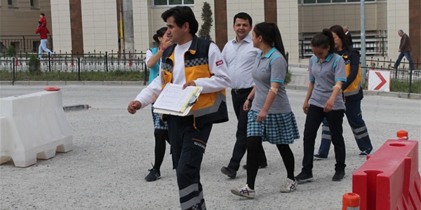 Niğde'de 8 lise öğrencisi pastadan zehirlendi