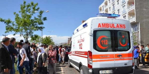 Motosikletli öğrenciler polise çarptı: 2 yaralı