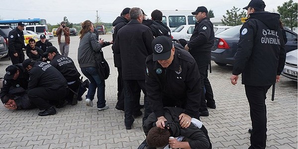 Hastaneyi basan grup güvenlik görevlilerini darp etti!