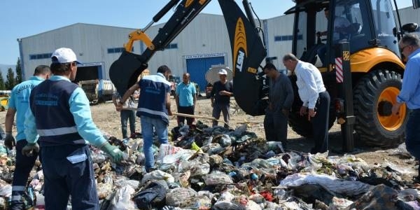 Dalgınlıkla 17 bin lirasını poşetle çöpe attı