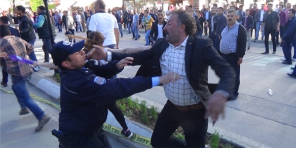 Erzincan'da polise yumruklu saldırı!
