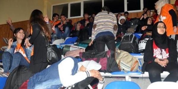1500 öğrenci kapalı spor salonlarında sabahladı