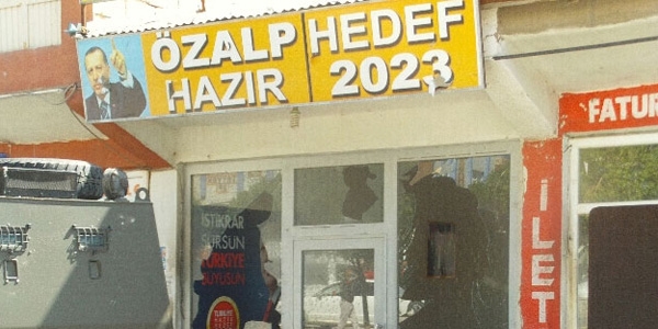 Van'da AK Parti bürosuna taşlı saldırı