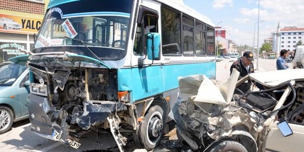 Dolmu� ile otomobil �arp��t�: 15 yaral�