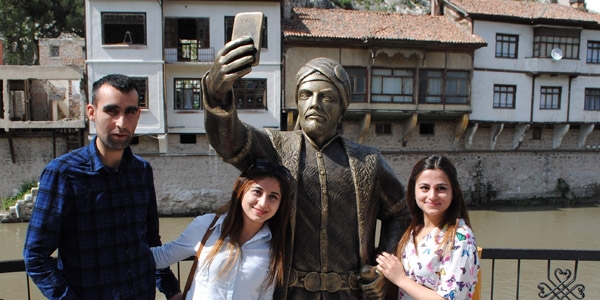 Amasya'ya selfie eken ehzade heykeli