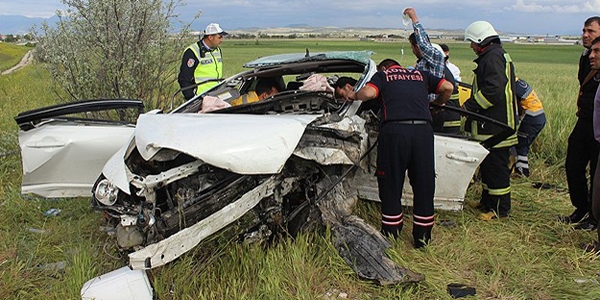 Konya'da otomobil şarampole devrildi: 2 yaralı