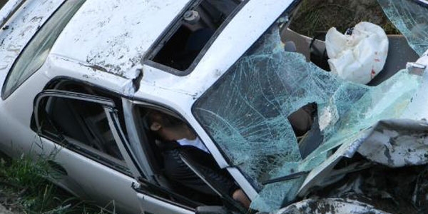 Otomobil sulama kanalına uçtu: 2 ölü