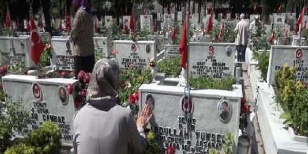 Edirnekapı Şehitliği'nde buruk Anneler Günü