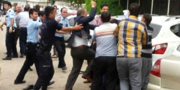 Adliye önünde tekme tokat kavga