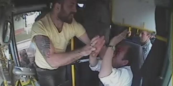 Halk otobüsü şoförüne darp kameraya yansıdı