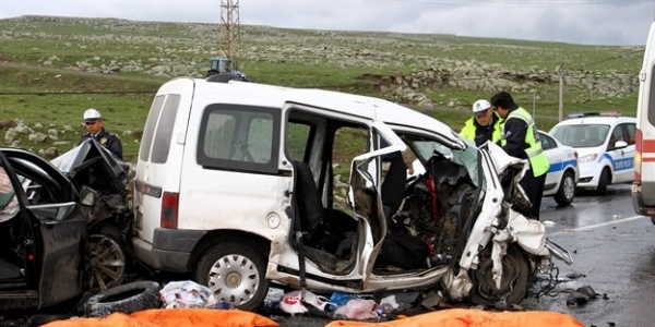 Kars'taki kazada 12 öğrenci yaralanmış