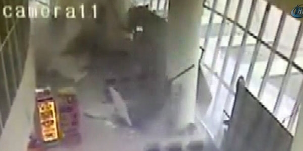 Otobüs terminalinin tavanı böyle çöktü / Video