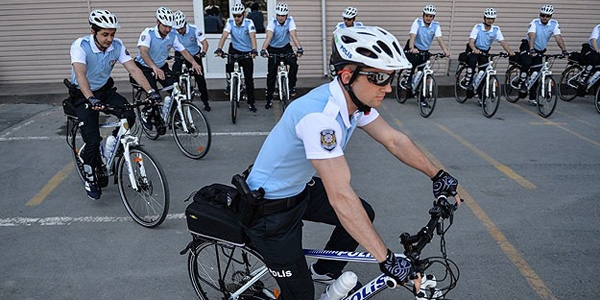 Bisikletli polisler grev banda