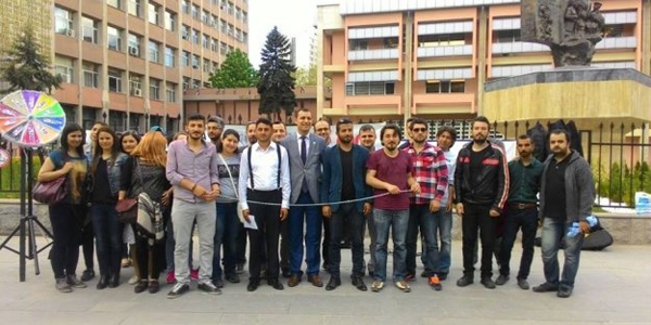 Öğretmen adaylarından MEB önünde eylem