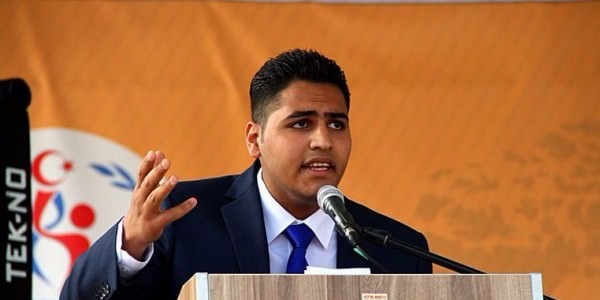 'Erdoğan için şiir okudu, atıldı' iddiası yalanladı