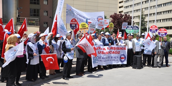 Büro Memur-Sen üyelerinden SGK önünde eylem