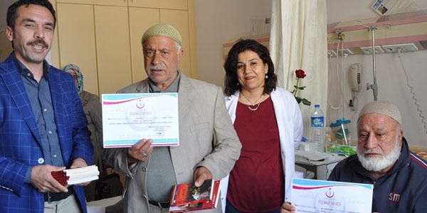 Hasta ziyaretine çiçek yerine kitap getiriyorlar