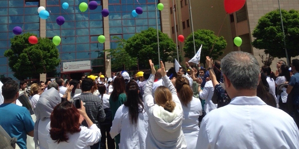 Hastane personellerinden uan balonlu mobbing eylemi