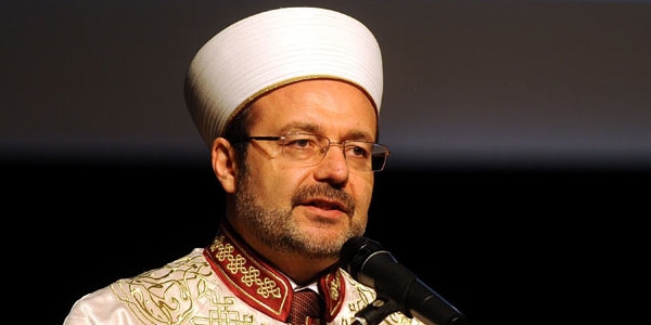 Görmez, üzüntüden arabadan inip evine yürümüş