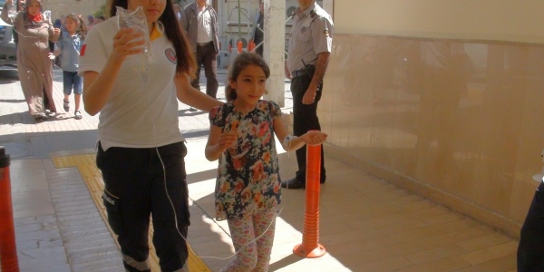 16 öğrenci yedikleri pastadan zehirlendi