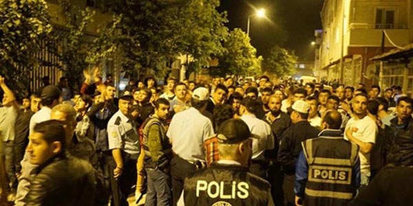 Çorlu'da Ak Parti seçim arabasına saldırı
