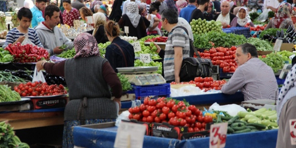 Fiyatlar düştü, satıcının da vatandaşın da yüzü güldü