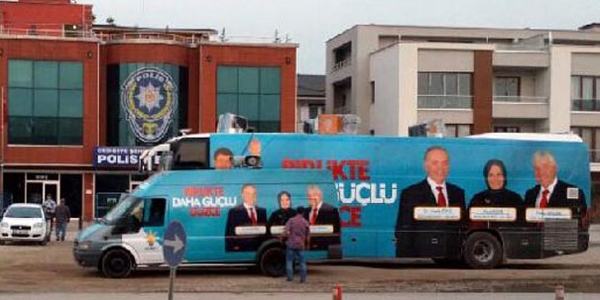 Ak Parti'nin seçim araçları taşlandı