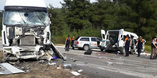 Cezaevi arac kaza yapt: 3 l, 4 ar yaral