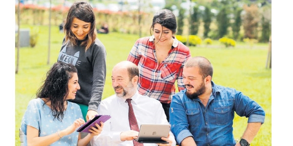 Öğrenci ile hoca sosyal medyada