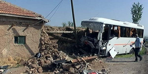 Gezi aracı kaza yaptı: 1 öğretmen öldü, 25 öğrenci yaralı