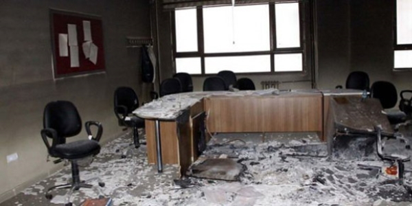 Okul m�d�r�n�n odas�n� kundaklad�lar