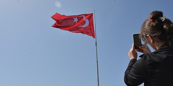 Şehit savcı anısına yaylaya dev Türk bayrağı dikti