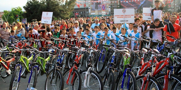 Samsun'da rencilere 300 bisiklet datld