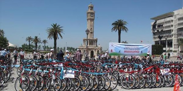 İzmir'de öğrencilere 370 bisiklet dağıtıldı