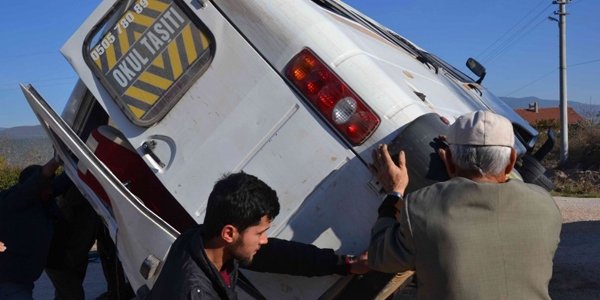 Öğrencileri taşıyan minibüs tıra çarptı: 7 yaralı