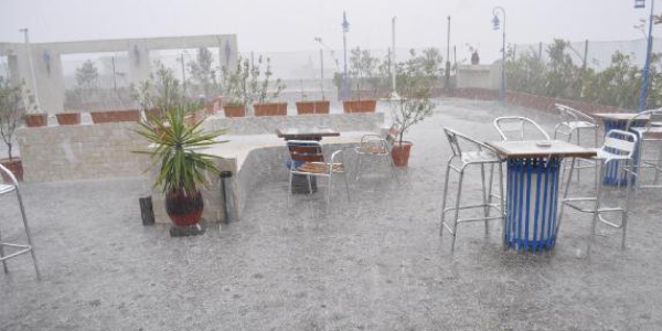 İzmir'i dolu vurdu