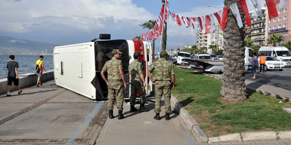 Askeri midibüs devrildi: 6 yaralı