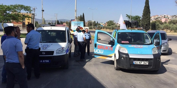 �zmir'de AK Parti se�im arac�na sald�r�