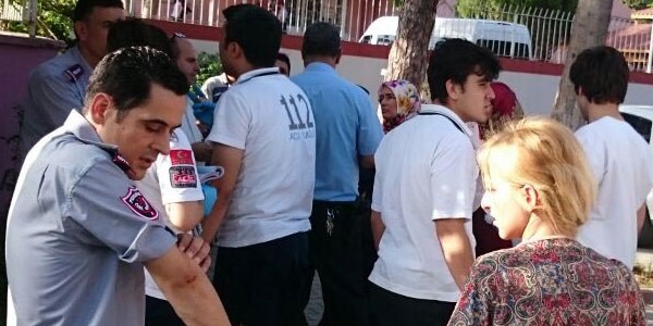 Yurtta kalan 3 kız, 3 güvenlik görevlisini bıçakladı
