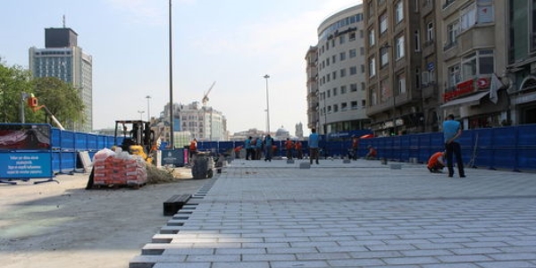 Taksim'de beton kaplı olan zemine parke taşı döşeniyor