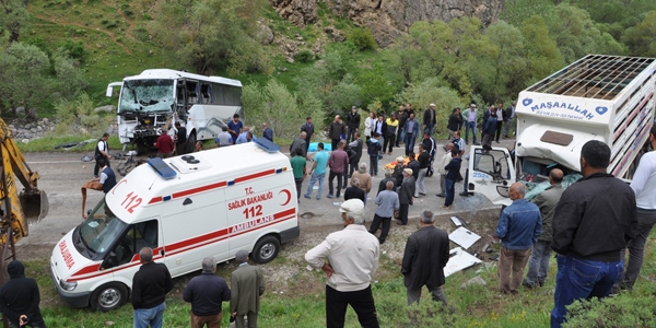 Otob�s ile kamyon �arp��t�: 2 �l�, 31 yaral�